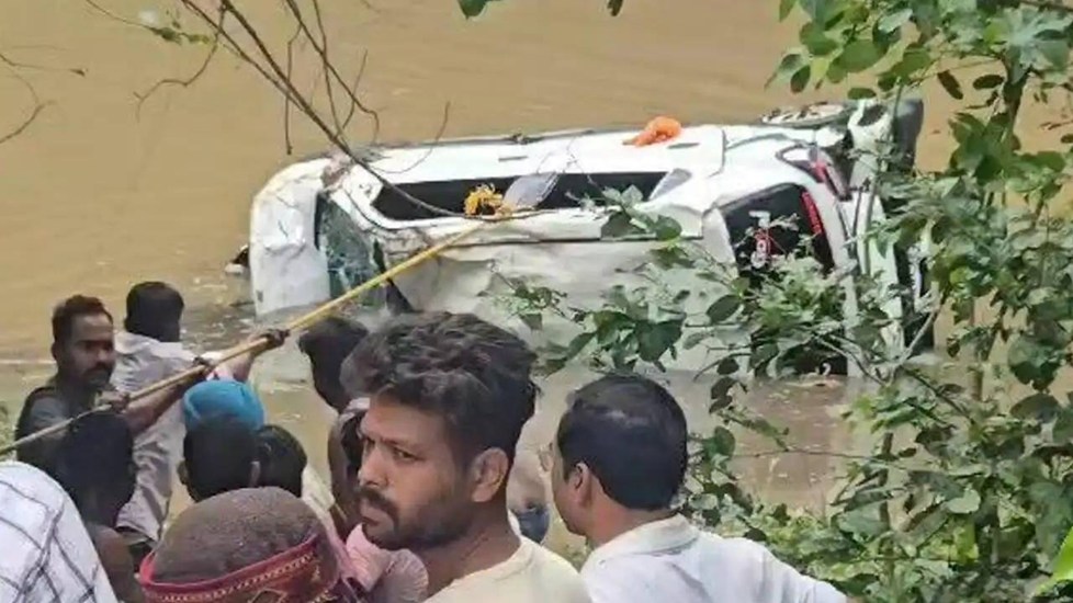 MP News:मध्य प्रदेश के आगर मालवा में दर्दनाक हादसा, नाले में बही कार; बच्चे समेत 8 लोगों की मौत