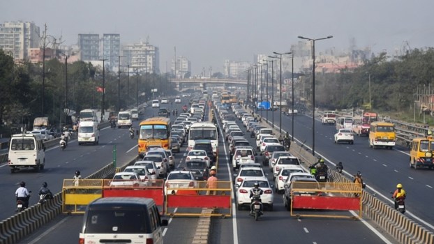 जाम से बचना है तो ध्यान दें! दिल्ली-नोएडा में कई जगह ट्रैफिक डायवर्जन, घर से निकलने से पहले जान लें वैकल्पिक रूट
