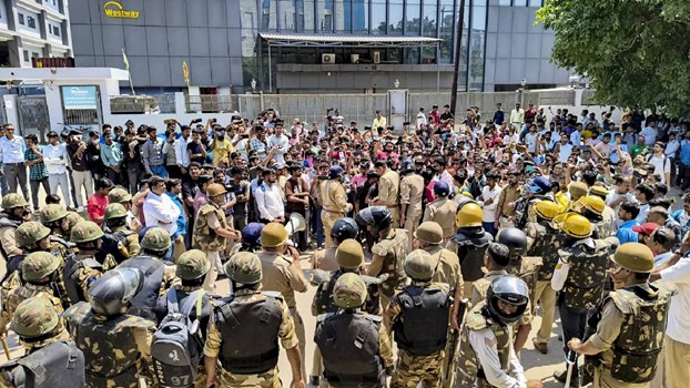 Labour Protest:नोएडा में कैसे हुई थी हिंसा की प्लानिंग? मिर्च पाउडर से हमला करने की थी साजिश