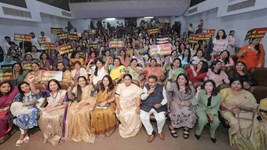 Delhi News: काली पट्टी बांधकर सीएम रेखा गुप्ता का विरोध, कहा- 'संसद में जो हुआ वह पीड़ादायक