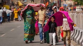 Aaj Ka Mausam: बदलते मौसम ने बढ़ाई चिंता, दिल्ली में गर्मी और बंगाल में बारिश का अलर्ट; यहां देखें देशभर का वेदर अपडेट
