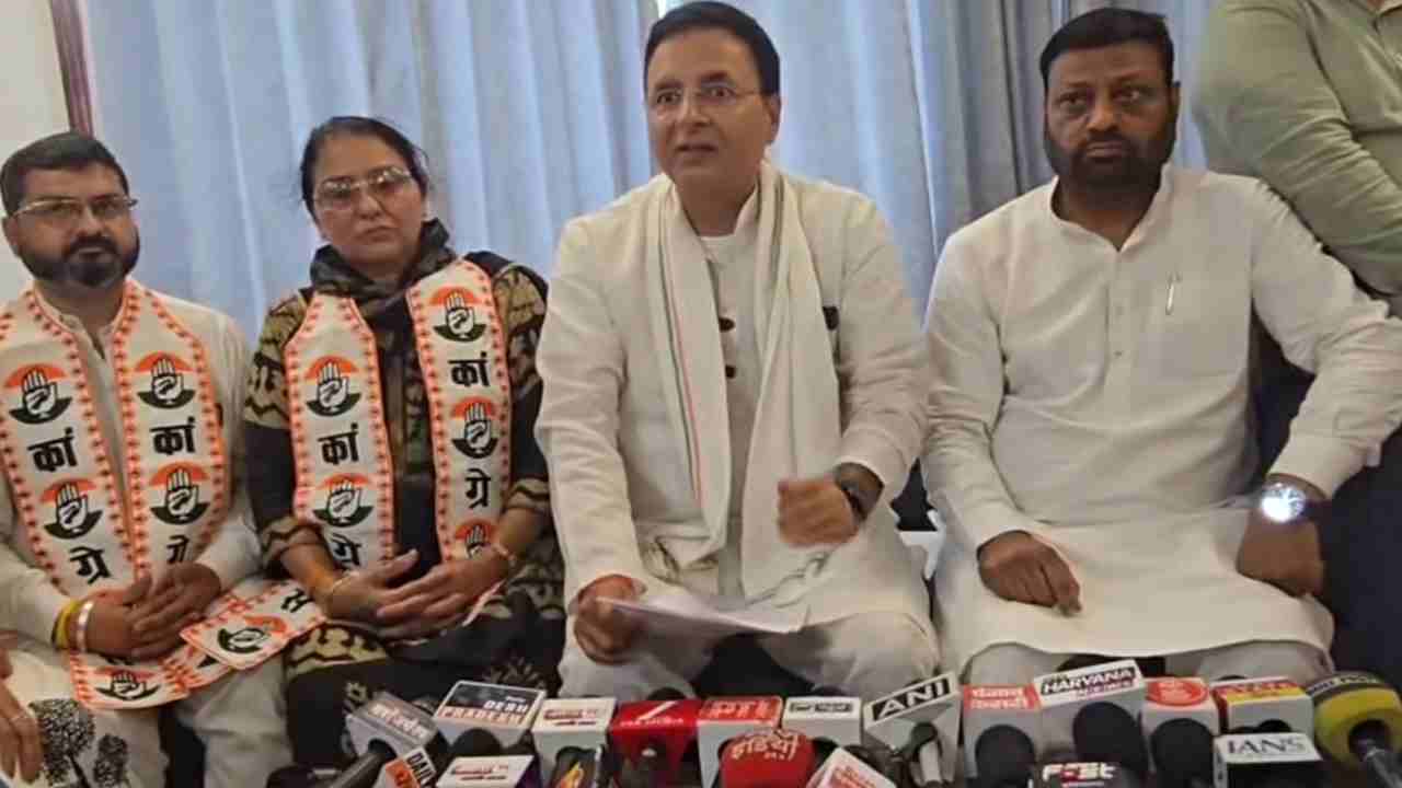 अंबाला में सुरजेवाल के आगे छलका किसानों का दर्द, मंडी बदहाली देख कांग्रेस सांसद ने सैनी सरकार को लिया आड़े हाथ