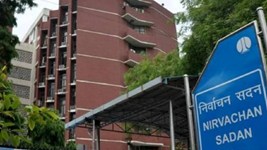 वोटिंग से पहले चुनाव आयोग की बड़ी कार्रवाई, तमिलनाडु-बंगाल में 1072 करोड़ की नकदी-ड्रग्स बरामद