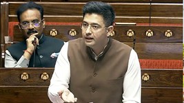 AAP Rift: राघव चड्ढा के साथ कौन -कौन से सांसद बीजेपी में होंगे शामिल, क्या है विलय करने की नीति ?