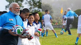 सिक्किम दौरे पर पीएम मोदी का अलग अंदाज, बच्चों संग फुटबॉल खेलते दिखे; कई विकास परियोजनाओं की सौगात