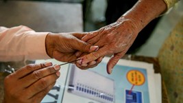 West Bengal Election 2026: बंगाल में दूसरे फेज के लिए 142 सीटों पर मतदान जारी, हर बूथ पर सख्त निगरानी