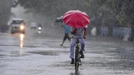 Aaj Ka Mausam: UP से बंगाल तक आंधी-तूफान का खतरा, कई राज्यों में भारी बारिश की चेतावनी; जानें दिल्ली समेत देशभर का मौसम