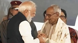 कौन हैं माखनलाल सरकार, जिनके पीएम मोदी ने छूए पैर; मंच पर किया सम्मानित