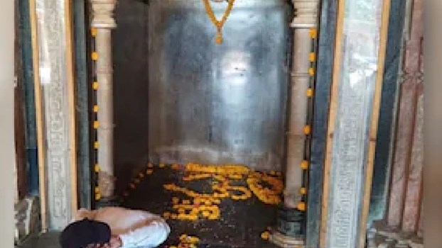 भोजशाला में फिर शुरू हुई पूजा-अर्चना, सुबह से दर्शन के लिए लगी कतारें