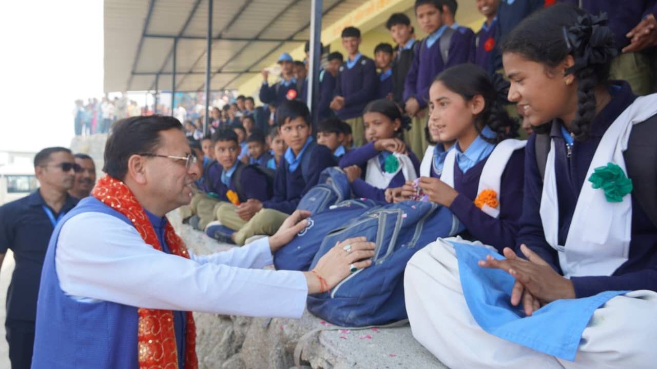 मुख्यमंत्री  पुष्कर सिंह धामी ने देवीधुरा में छात्र-छात्राओं से किया संवाद, उज्ज्वल भविष्य की दी शुभकामनाएं