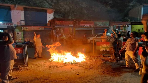 पहाड़ी से गिरकर घायल महिला की मौत, समय पर एयर एंबुलेंस न मिलने पर भड़का जनाक्रोश