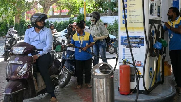 Petrol-Diesel Price Hike: 5 दिनों में दूसरी बार बढ़ी ईंधन की कीमतें, दिल्ली में पेट्रोल ₹98.64; डीजल ₹91.58 लीटर पहुंचा