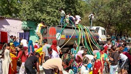 Delhi Water Crisis: भीषण गर्मी के बीच दिल्ली में पानी का संकट, कई इलाकों में सप्लाई ठप
