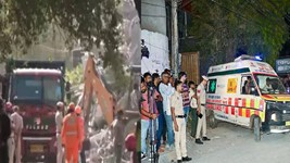 साकेत में बिल्डिंग गिरने से 4 की मौत, दो मेडिकल छात्रों समेत कई लोग घायल