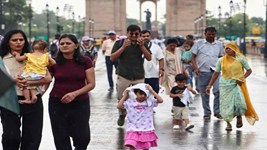 Delhi Weather Update: तपती गर्मी के बीच दिल्ली-NCR में मौसम ने ली करवट, आंधी के बाद हुई बारिश से मौसम हुआ सुहाना