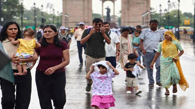 Delhi Weather Update: तपती गर्मी के बीच दिल्ली-NCR में मौसम ने ली करवट, आंधी के बाद हुई बारिश से मौसम हुआ सुहाना