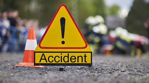UP News: एटा में भीषण सड़क हादसा, सड़क किनारे खड़ी बस और कैंटर ट्रक की जोरदार टक्कर में 4 लोगों की मौत; 11 घायल