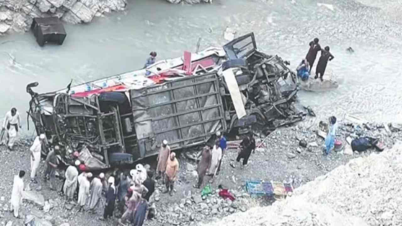 Pakistan News: पाकिस्तान में तेज रफ्तार और ओवरलोडिंग बनी काल, खाई में गिरी बस; 40 यात्रियों की मौत