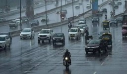 दिल्ली में मानसून की पहली तेज बारिश, गर्मी से राहत लेकिन जलभराव और ट्रैफिक जाम से लोग परेशान