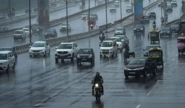 दिल्ली में मानसून की पहली तेज बारिश, गर्मी से राहत लेकिन जलभराव और ट्रैफिक जाम से लोग परेशान