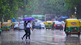 Aaj Ka Mausam 20 August: दिल्ली के कुछ इलाकों में मूसलाधार बारिश, देश के अन्य राज्यों में भी बरसेंगे बादल; यहां पढ़ें 20 अगस्त का मौसम अपडेट