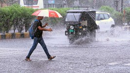 Aaj Ka Mausam 29 October: चक्रवात 'अर्नब' हुआ कमजोर, दिल्ली-बिहार समेत में 23 राज्यों में बारिश का सिलसिला रहेगा जारी; यहां पढ़ें आज 29 अक्टूबर का मौसम अपडेट
