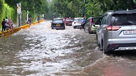 Aaj Ka Mausam: दिल्ली-NCR से मानसून की विदाई, बिहार-UP समेत कई राज्यों में भारी बारिश का अलर्ट