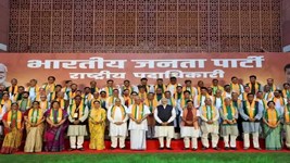 PM मोदी ने BJP की नई टीम से की मुलाकात, संगठन मजबूत करने और जनता से जुड़ने की दी सलाह