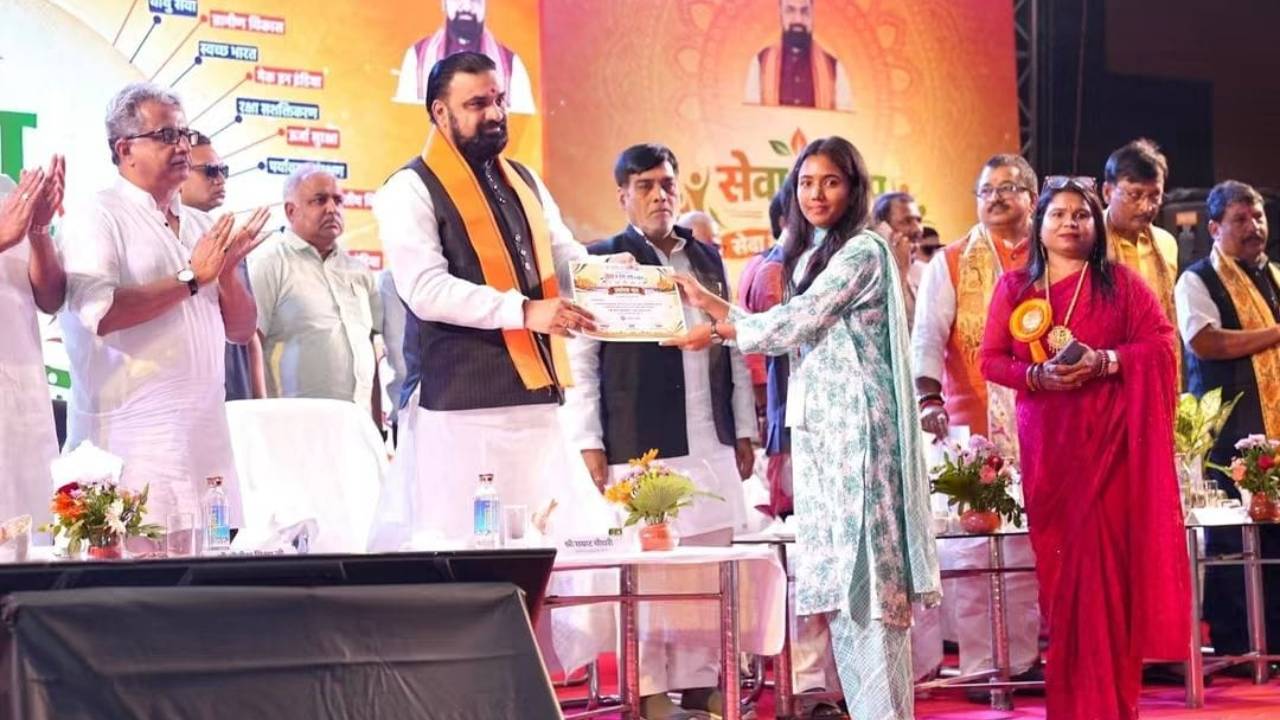 Bihar News: भाजपा की ‘सेवा के रंग, राष्ट्र के संग’ रंगोली कार्यक्रम में शामिल हुए CM सम्राट चौधरी, कलाकारों और हस्तशिल्पकारों को सम्मान पत्र देकर किया सम्मानित