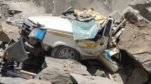 हिमाचल में बड़ा हादसा...चलती गाड़ी पर गिरा विशाल पत्थर, 13 लोगों की दर्दनाक मौत