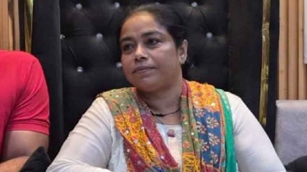 दिल्ली से लेडी डॉन पार्वती  की हुई गिरफ्तारी, नकदी और लग्जरी एसयूवी के साथ नशीले पदार्थों हुए बरामद
