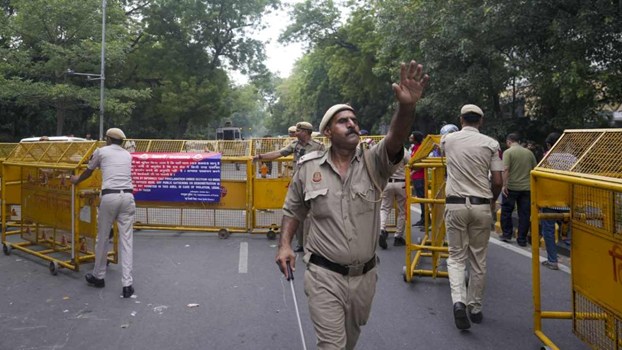Delhi Protest: विपक्ष के मार्च को लेकर हाई अलर्ट, 3,000 से ज्यादा पुलिसकर्मी तैनात; चप्पे-चप्पे पर सुरक्षा