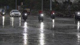 दिल्ली-NCR में बदला मौसम, दोपहर बाद तेज बारिश; नोएडा में काले बादलों से छाया अंधेरा, ट्रैफिक धीमा