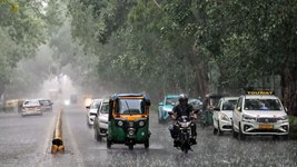Delhi Rain: दिल्ली-एनसीआर में बदला मौसम का मिजाज, उमस भरी गर्मी के बीच बारिश ने दी दस्तक