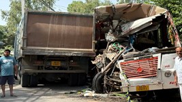 Haryana News: हांसी में बस और डम्पर की जोरदार टक्कर, हादसे में करीब 20 लोग घायल