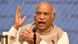 पटना में खरगे के कार्यक्रम में हंगामा, ‘मोदी नहीं जाएगा’ कहने वाले शख्स से मारपीट; कांग्रेस अध्यक्ष के बयान पर विवाद