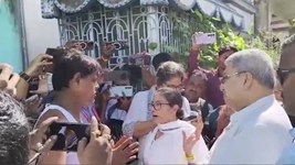 West Bengal News: बंगाल में ममता बनर्जी पर फेंके गए जूते-चप्पल! गुस्साई भीड़ ने जमकर की नारेबाजी