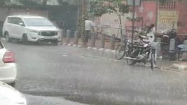 Aaj Ka Mausam: देश में झमाझम बरसात का दौर जारी, 12 राज्यों में भारी बारिश का अलर्ट