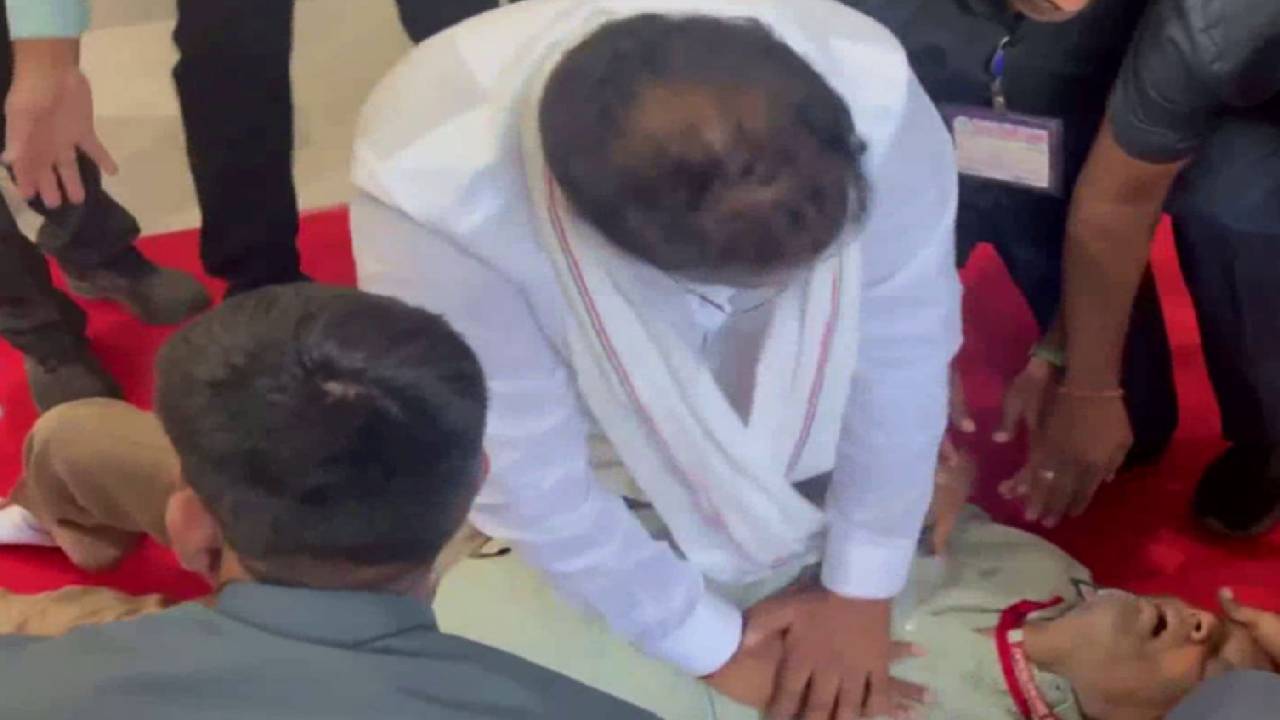 तेलंगाना विधानसभा में अचानक गिरे IAS अधिकारी के PS, मंत्री CPR देकर भी नहीं बचा पाए जान