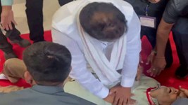 तेलंगाना विधानसभा में अचानक गिरे IAS अधिकारी के PS, मंत्री CPR देकर भी नहीं बचा पाए जान