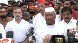 Political News: खरगे बोले- ‘वोट का अधिकार छीनने की कोशिश’, राहुल गांधी ने लगाए गंभीर आरोप