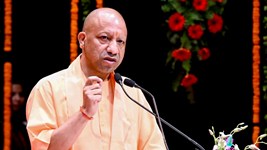 UP News: दिल्ली के विरोध प्रदर्शनों पर CM योगी ने कांग्रेस को घेरा, करारा जवाब देते हुए लोकतंत्र को बताया बरगद का पेड़