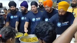 असम बाढ़ पीड़ितों के लिए रणदीप हुड्डा का योगदान, लंगर सेवा कर लोगों से सहयोग की अपील की; इंसानियत को बताया सर्वोपरि
