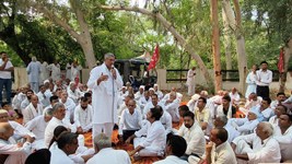 किसानों का प्रदर्शन, टावर लाइन विवाद पर पुलिस से आमना-सामना; भिवानी को सूखाग्रस्त घोषित करने की मांग