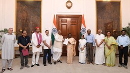 'ज्ञानेश कुमार के इस्तीफे से बैलेट पेपर तक', INDIA ब्लॉक ने राष्ट्रपति मुर्मू के सामने रखीं 4 मांगें; खड़गे बोले - सबूत पेश करेंगे...