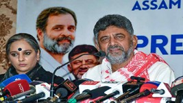 Karnataka Cabinet Expansion: डीके शिवकुमार की टीम में 12 नए चेहरों की एंट्री, गायत्री शांतेगौड़ा होंगी इकलौती महिला मंत्री