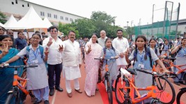 दिल्ली की बेटियों को मिली नई उड़ान…शुरु हुई 'विद्या वाहिनी योजना', CM रेखा गुप्ता ने 3,000 छात्राओं को दी साइकिलें