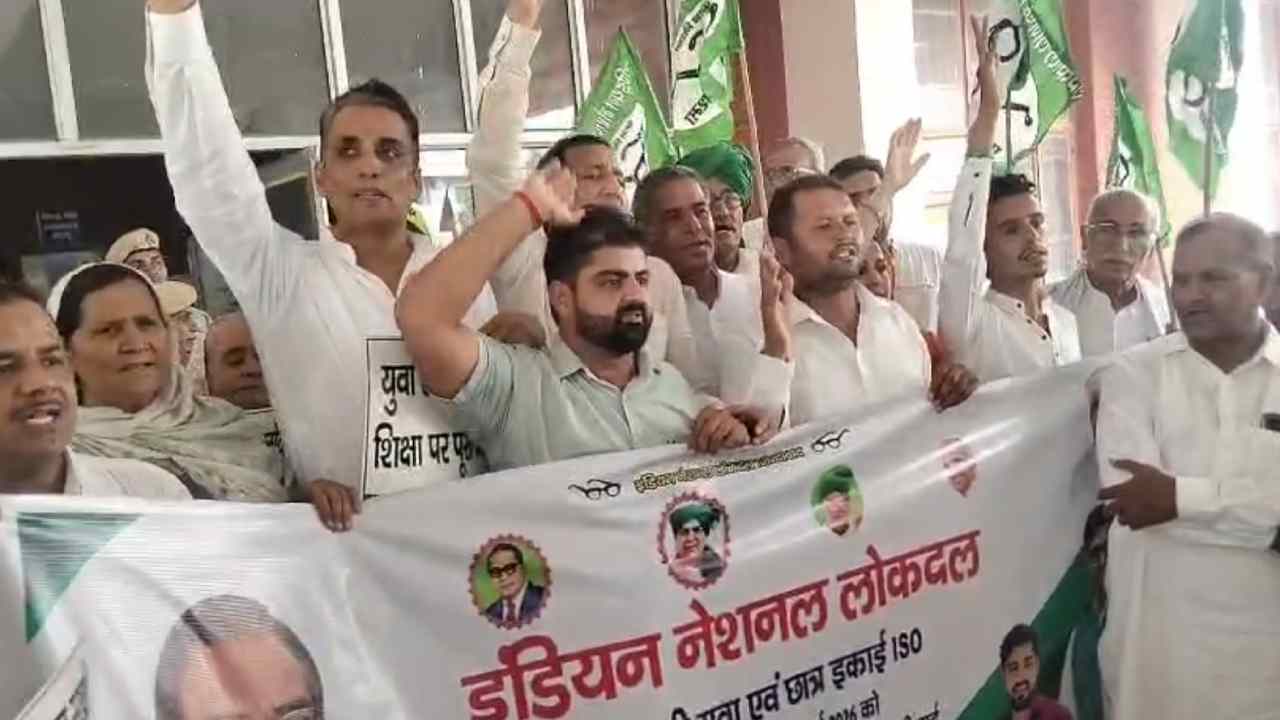 दिल्ली छात्र लाठीचार्ज के विरोध में झज्जर की सड़कों पर उतरी 86666
