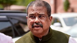 धर्मेंद्र प्रधान का इस्तीफा... जानें अब तक कैसा रहा राजनीतिक सफर और क्या हैं इनकी पहचान?