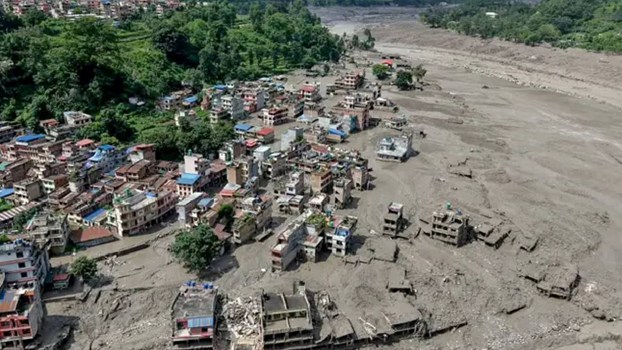 Nepal Crisis: नेपाल से आई भावुक कहानी, बाढ़ के बीच 1643 छात्रों का ना हुआ बाल भी बांका, जानें कैसे शिक्षक ने बचाई जान